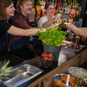 Kochkurs Monheim – Anstoßen – Joshis Kochschule