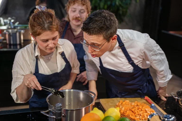 Gemeinsames Kochen bei Joshis Kochschule in Monheim.